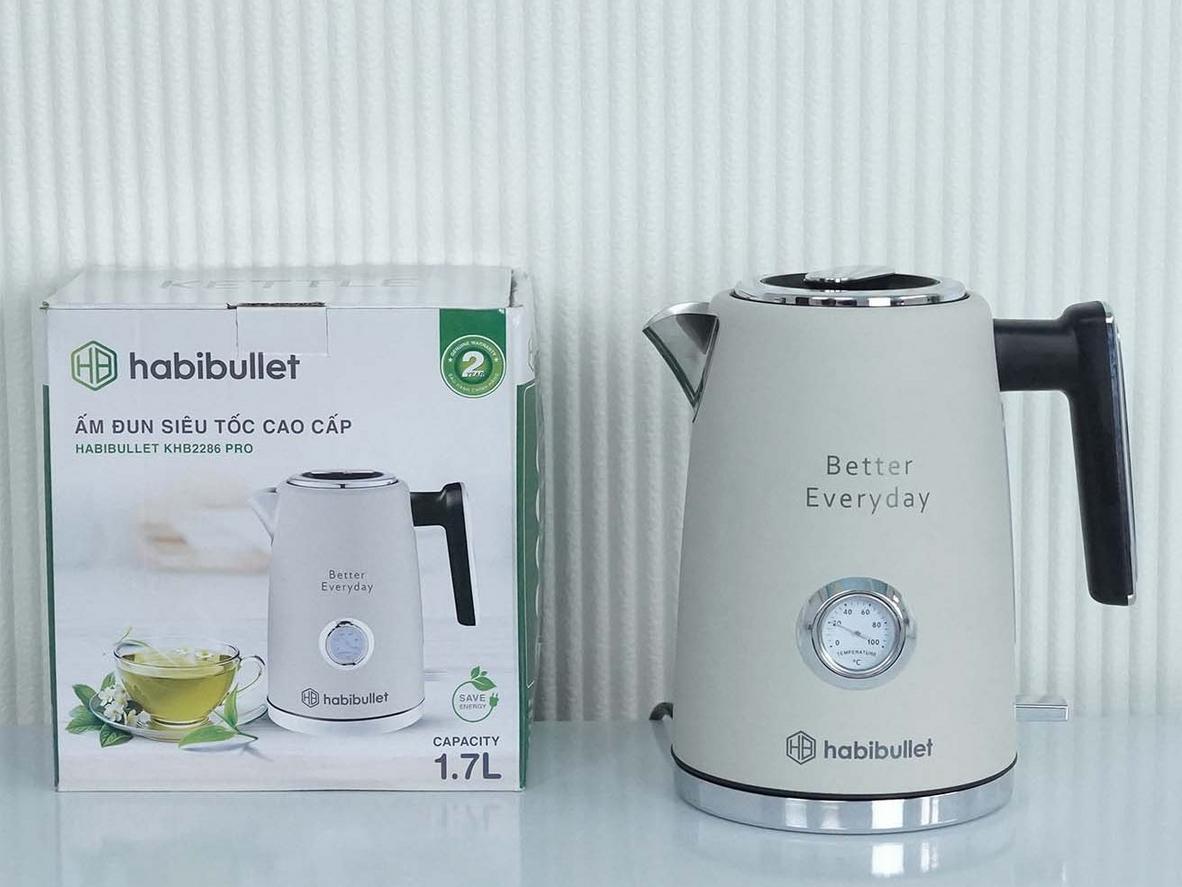 Đồng hồ nhiệt và lưới lọc giúp pha chế chính xác và nước sạch.