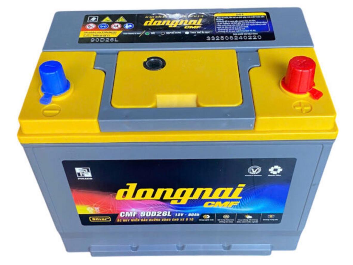 Ảnh thực tế Ắc quy Đồng Nai CMF 90D26L — nhãn mác, mắt thần và cọc L rõ ràng.