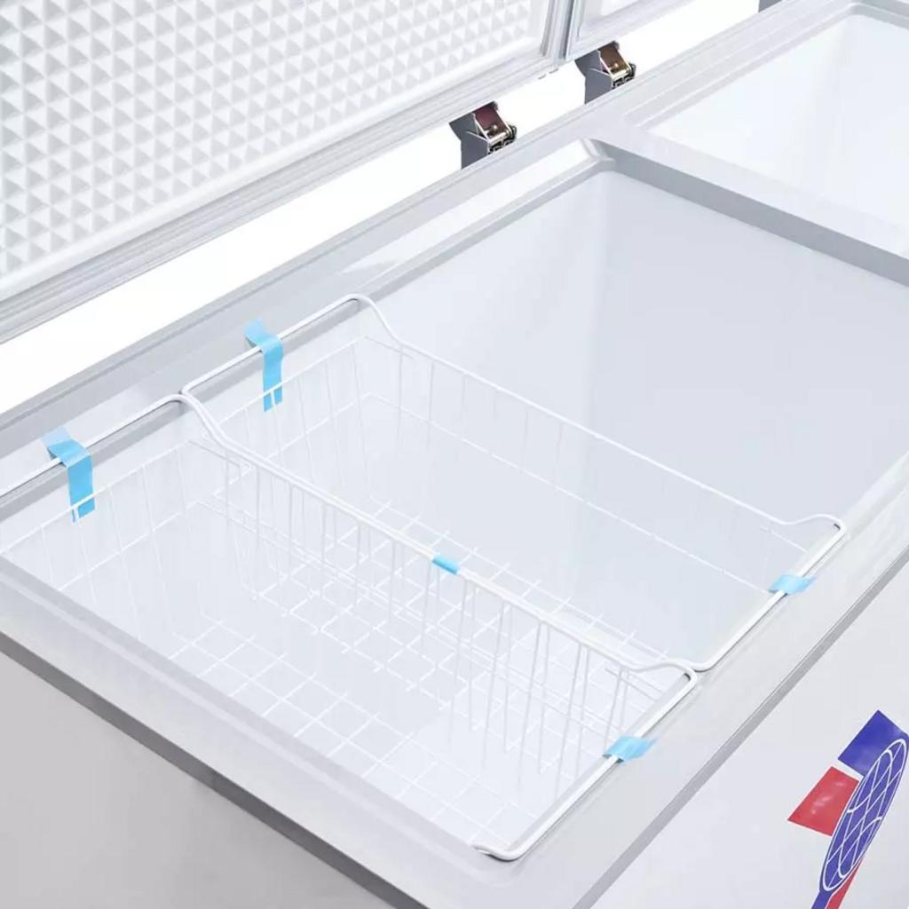 Ngăn đông và ngăn mát phân chia rõ rệt; imagePrompt: "Split-view showing frozen meats in freezer side and fresh produce/drinks in cooler side, with capacity labels."
