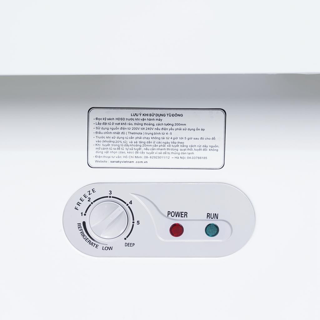 Khoang tủ chứa 516L trưng bày kem, nước ngọt và thực phẩm đông lạnh Hình minh họa kệ sản phẩm bên trong.
