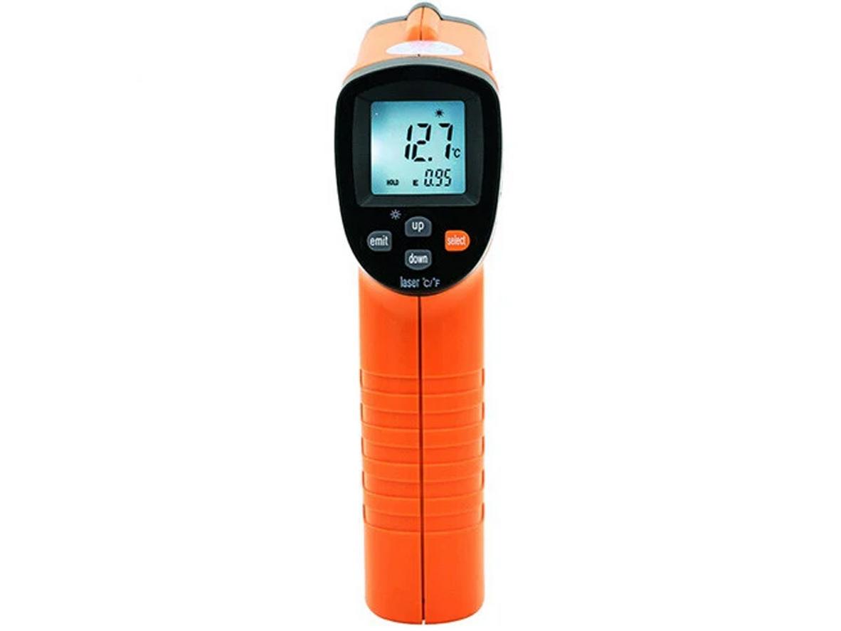 Emissivity 0.1–1.0 và laser giúp đo chính xác trên bề mặt phản xạ.