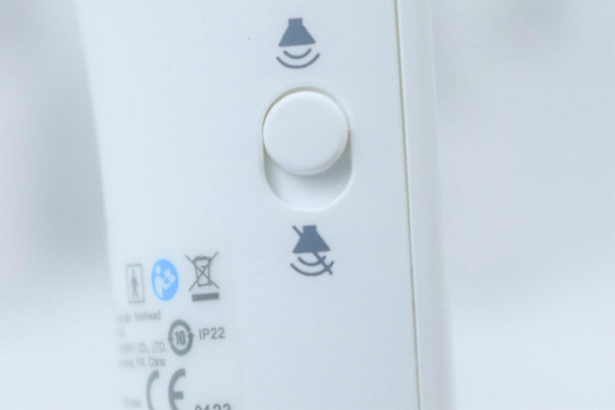 LCD có đèn nền & cảnh báo giúp phát hiện sốt ngay lập tức.