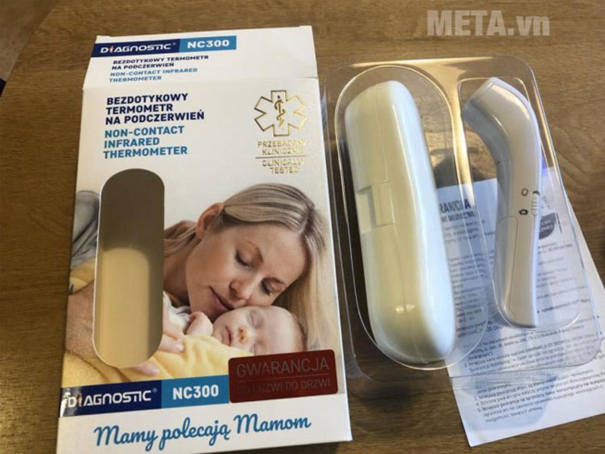 Sử dụng NC300 để kiểm tra thân nhiệt bé mà không cần chạm.