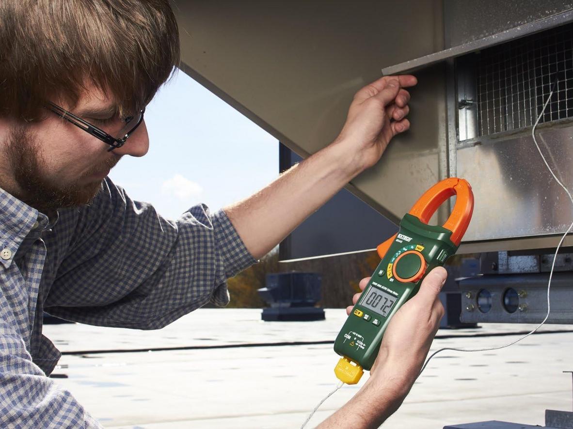 Ảnh chi tiết: màn hình, hàm kẹp và cổng Type K.