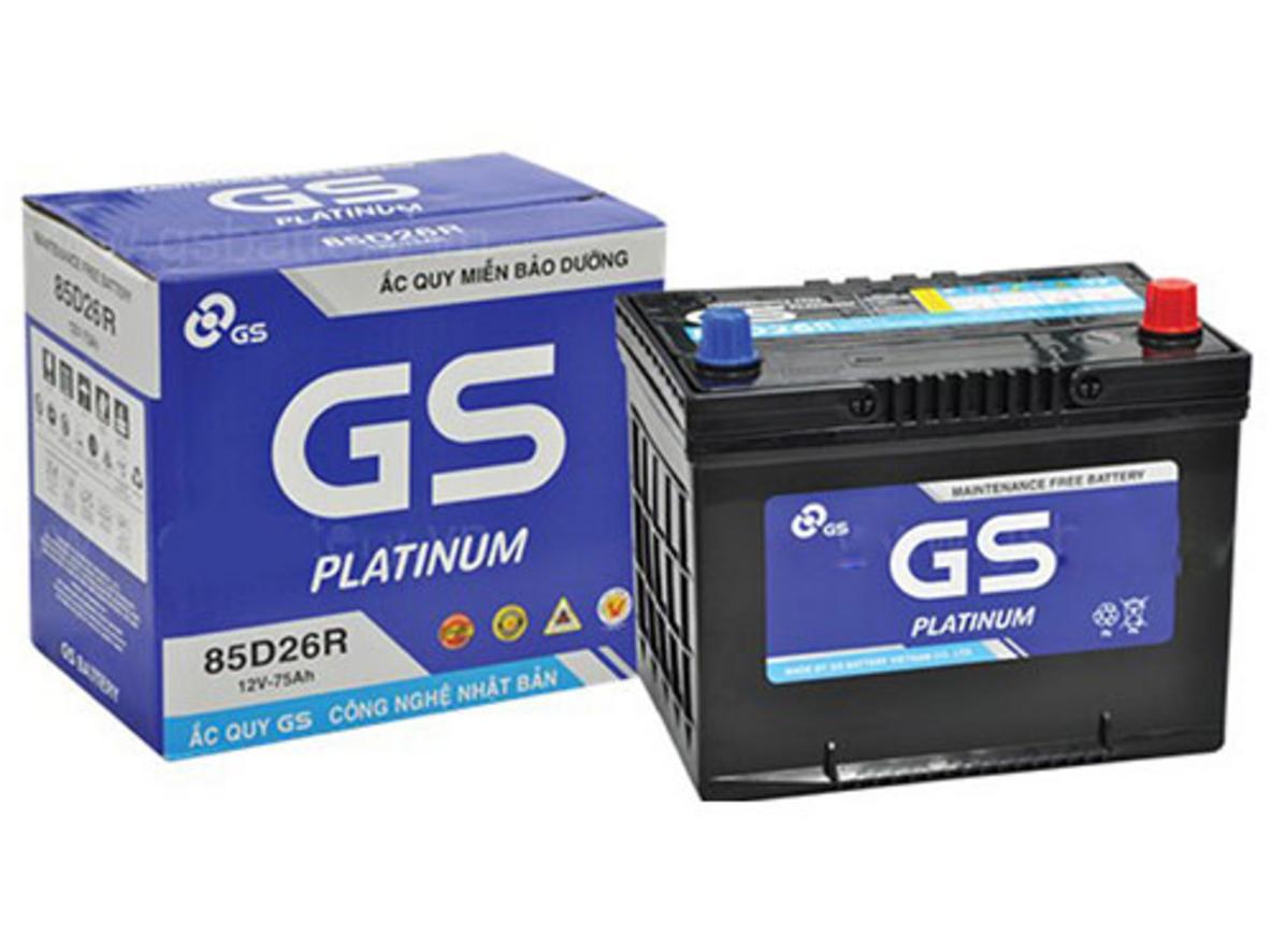 Ảnh thật sản phẩm GS 85D26R trong kho và khi lắp đặt trên xe - nhấn vào nhãn 'GS' và cọc phải.