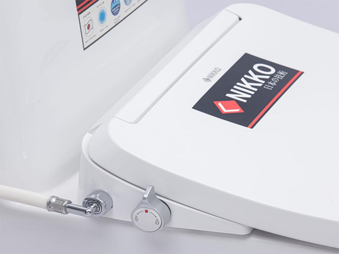 Hai vòi cho lựa chọn rửa trước và rửa sau — sạch hơn, an toàn cho phụ nữ và người lớn tuổi.