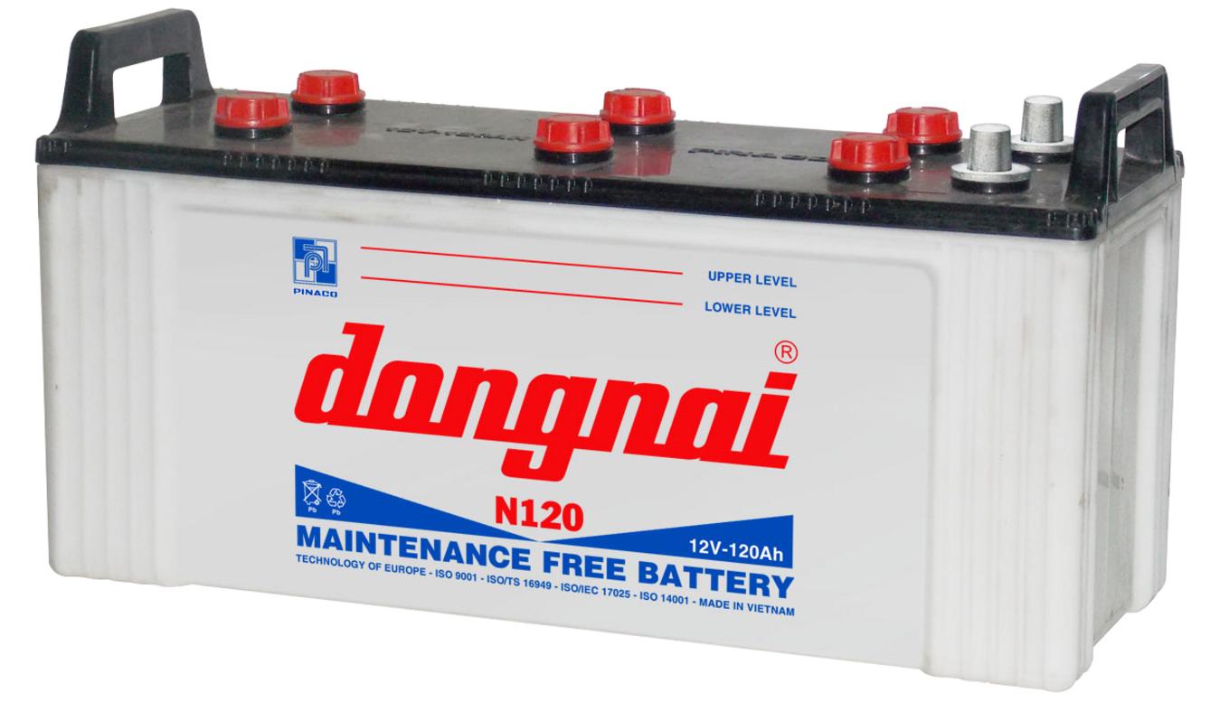 Ảnh thực tế Ắc quy Đồng Nai N120DNQG lắp trên xe tải — nhấn nhãn hàng & tem bảo hành.