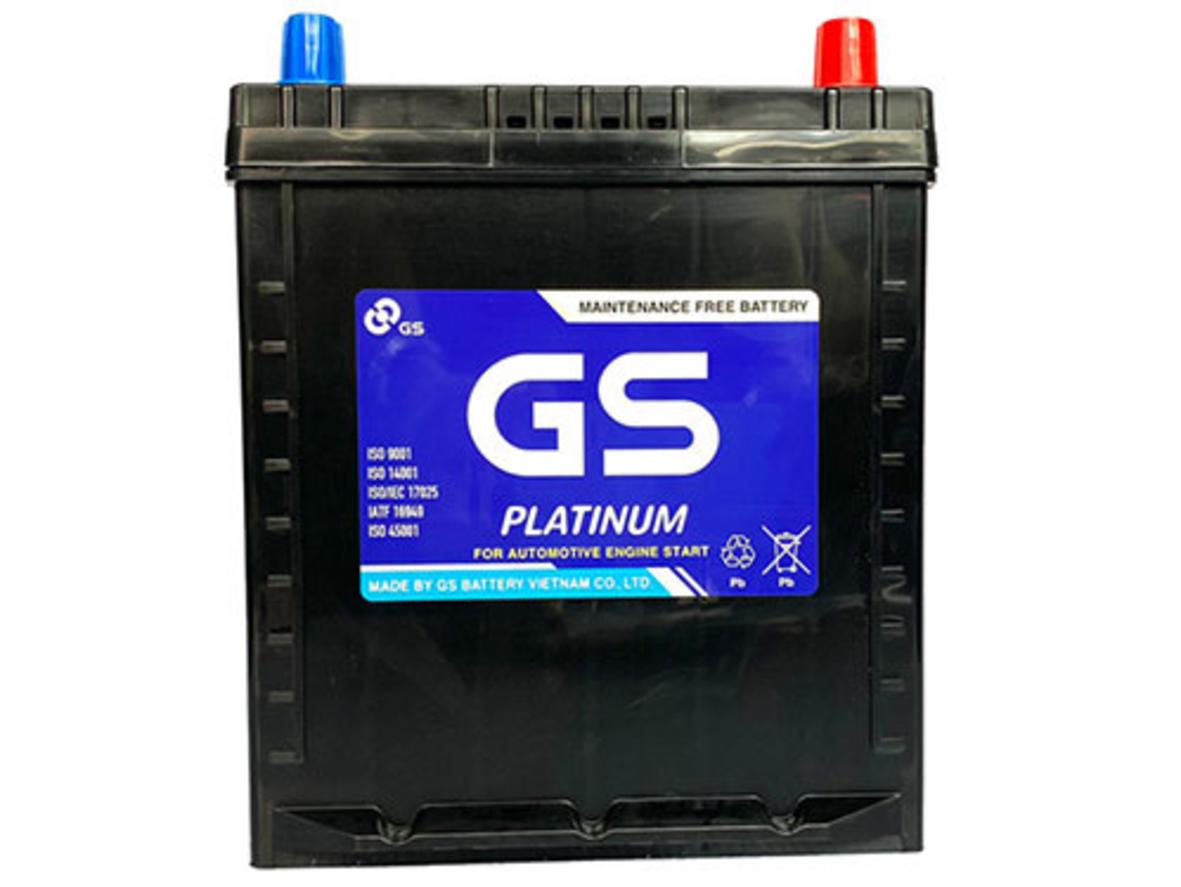 Ảnh chụp thực tế ắc quy GS MF 44B19L: mắt thần, cọc trái và kích thước gọn nhẹ.