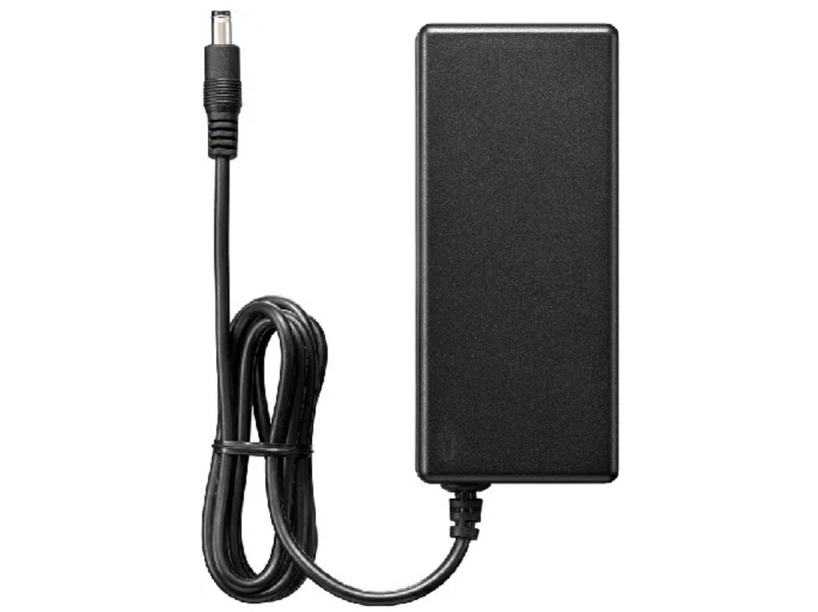 Adapter 12V DC 5A Toa AD-5000-6ER — góc nghiêng hiển thị dây 1.8m và tem chính hãng.