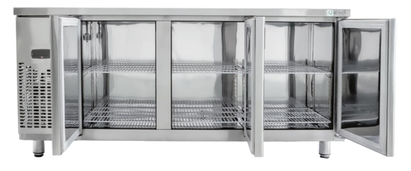 Bàn mát Happys HWA-1800TR trong bếp nhà hàng — mặt inox dễ vệ sinh, khoang 460L ngay khu sơ chế.