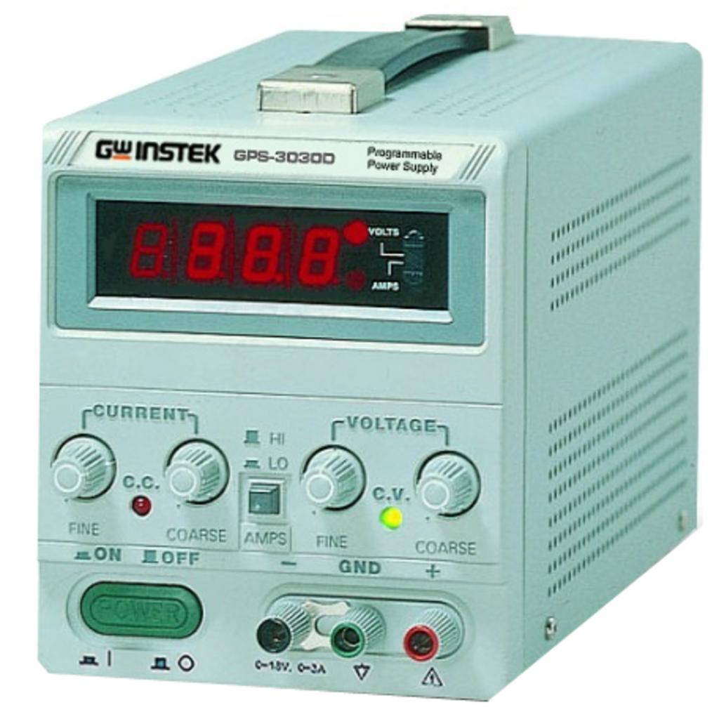 Mặt trước rõ nét: màn hình, núm vặn và đầu ra của GPS-3030.