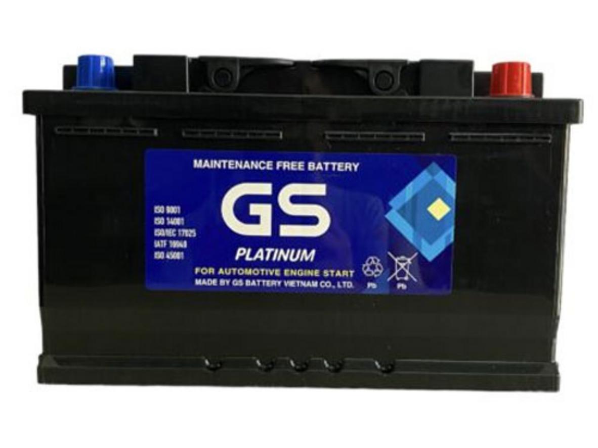 Ảnh thực tế ắc quy GS MF DIN80L lắp trong khoang máy — thể hiện kích thước và thiết kế kín khí.