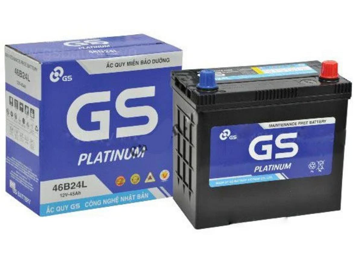 Hero image: Ắc quy GS MF46B24L lắp trong khoang máy, nhấn mạnh kích thước gọn và thương hiệu GS.
