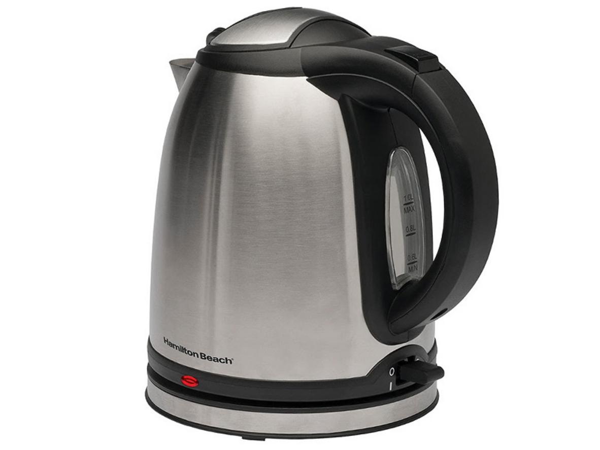 Ấm đun siêu tốc Hamtilton Beach 40995‑IN — nhỏ gọn, inox bền, lý tưởng cho gia đình nhỏ.