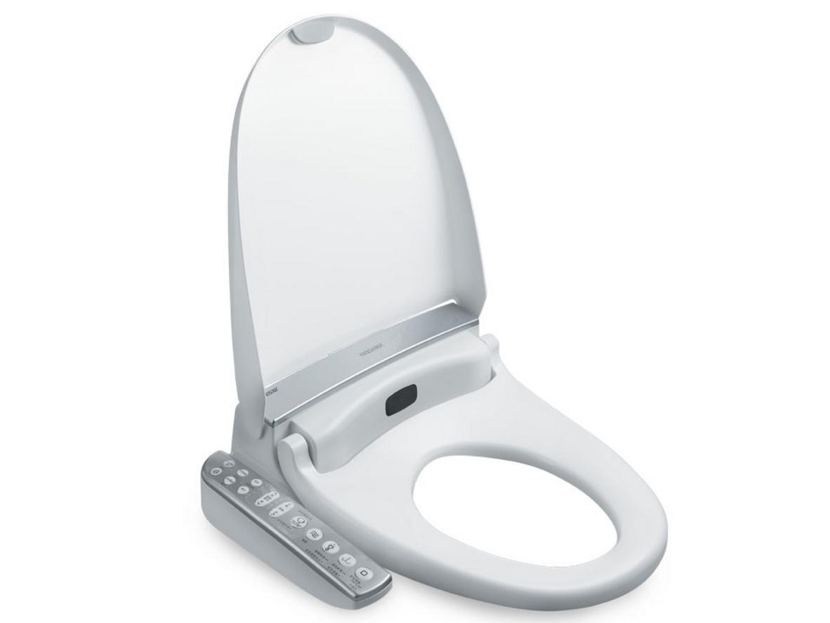 Nắp bồn cầu CAESAR AF200H — nhìn tổng thể trong phòng tắm gia đình.