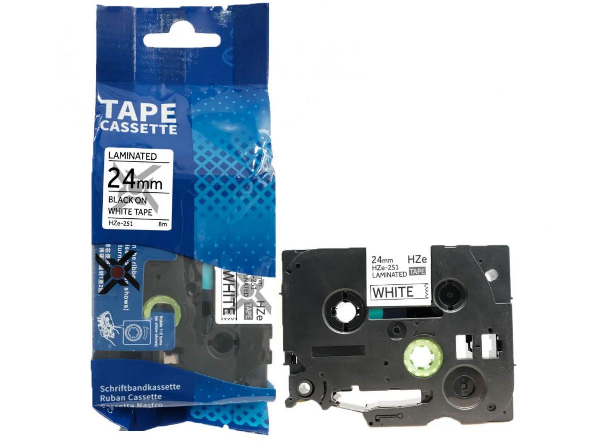 Cuộn nhãn HZE-251 24mm x 8m bên cạnh máy in Brother