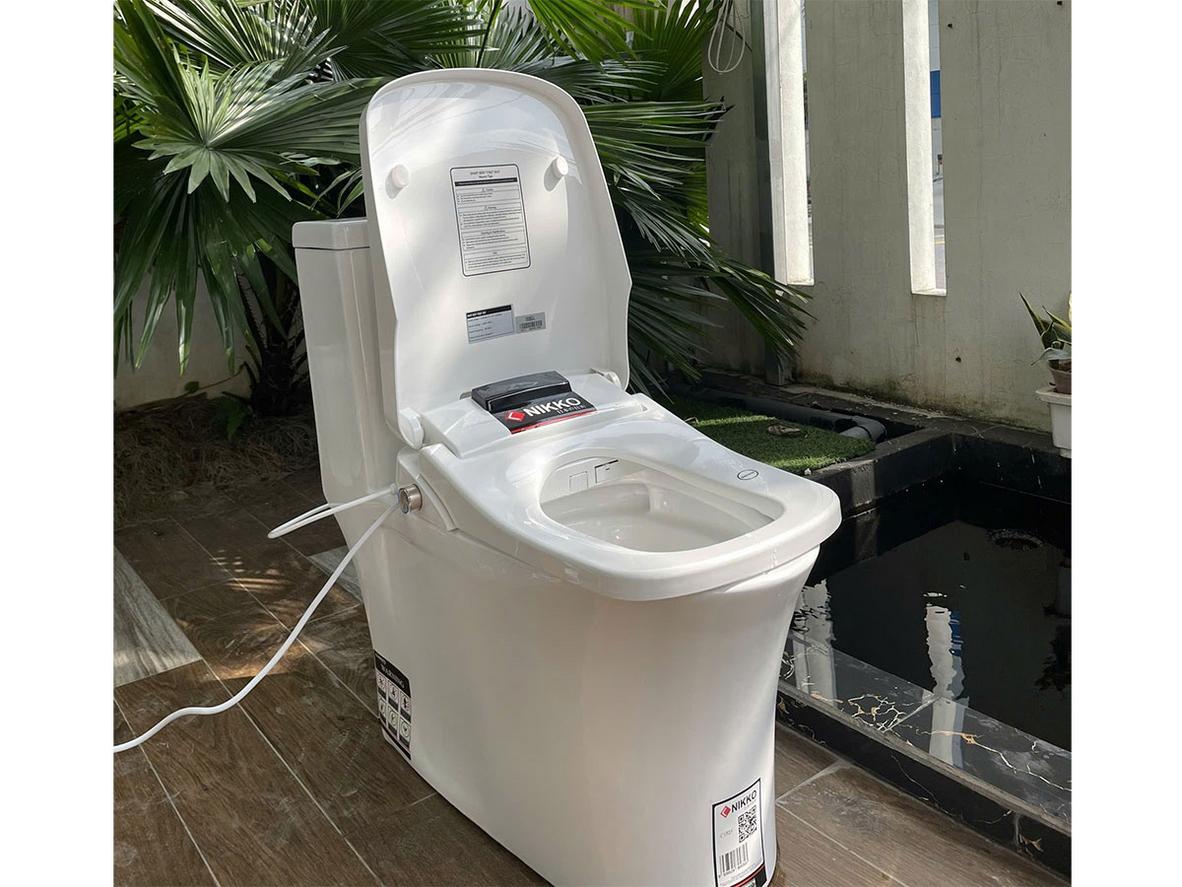 Nikko P86183 — nắp bồn cầu vuông hiện đại, tạo cảm giác ấm áp như spa tại gia.