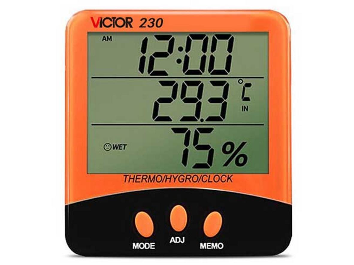 Victor 230 trên bàn cạnh giường: hiển thị nhiệt độ và độ ẩm rõ ràng.