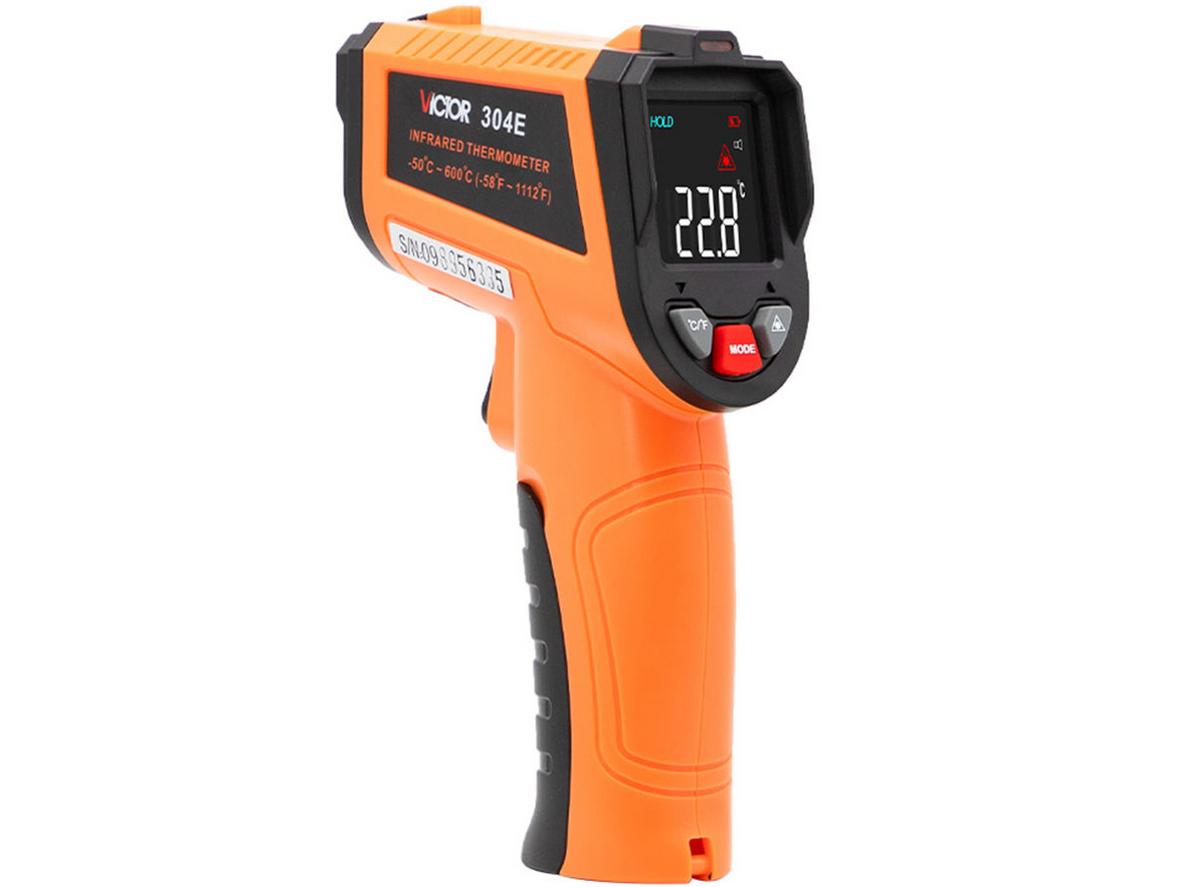 Victor 304E: thiết kế tiện cầm, màn hình lớn, laser định vị — sẵn sàng đo nhanh mọi bề mặt.