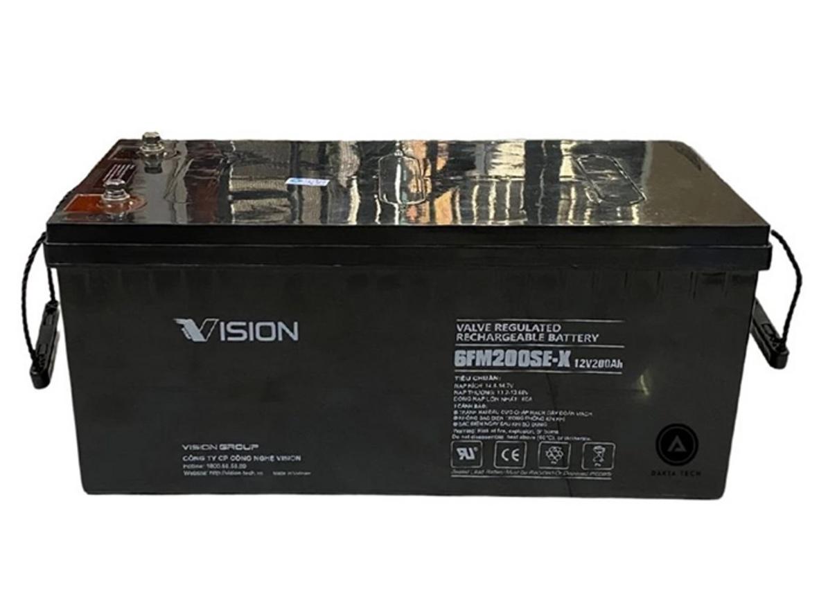 Ảnh thực tế Ắc quy Vision 6FM200SE-X - đặt gần UPS và tủ pin solar; hiển thị nhãn hàng và kích thước.