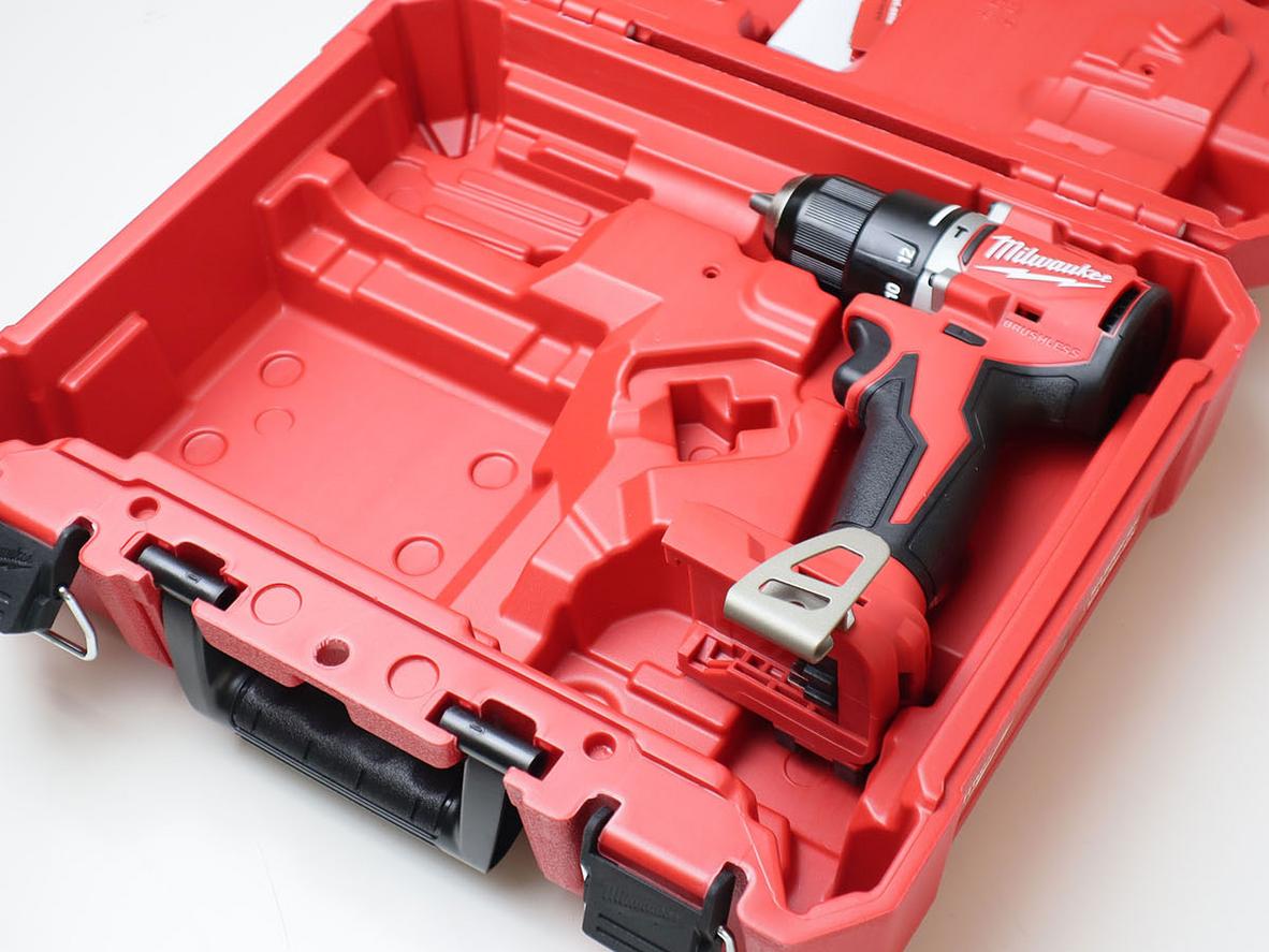 Lực xoắn 60.5 Nm và đầu kẹp 13 mm cho hiệu suất khoan đáng tin cậy.