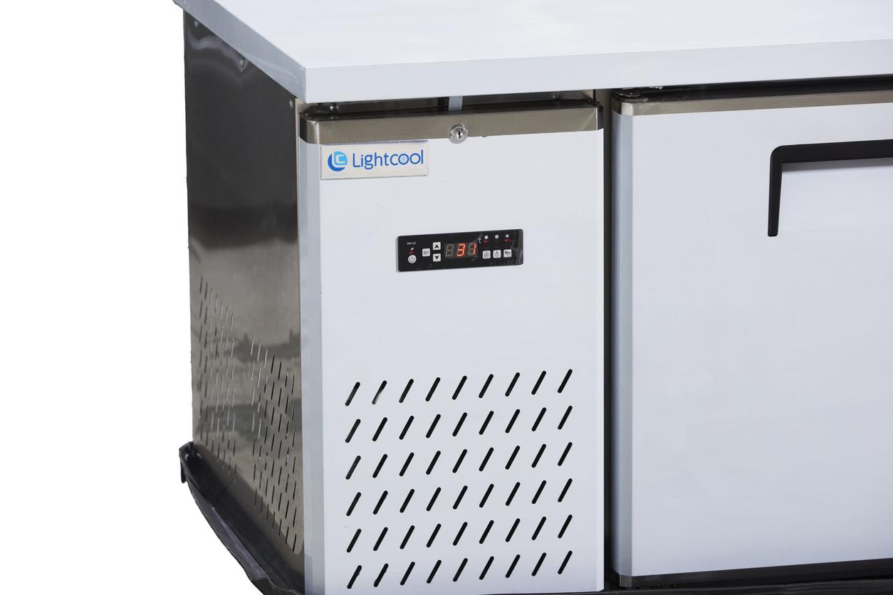 Mặt bàn inox sáng, dễ vệ sinh và chịu va đập nhẹ