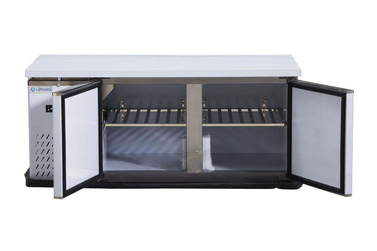 Bàn đông kích thước 1M2 đặt sát quầy chế biến, tiết kiệm không gian