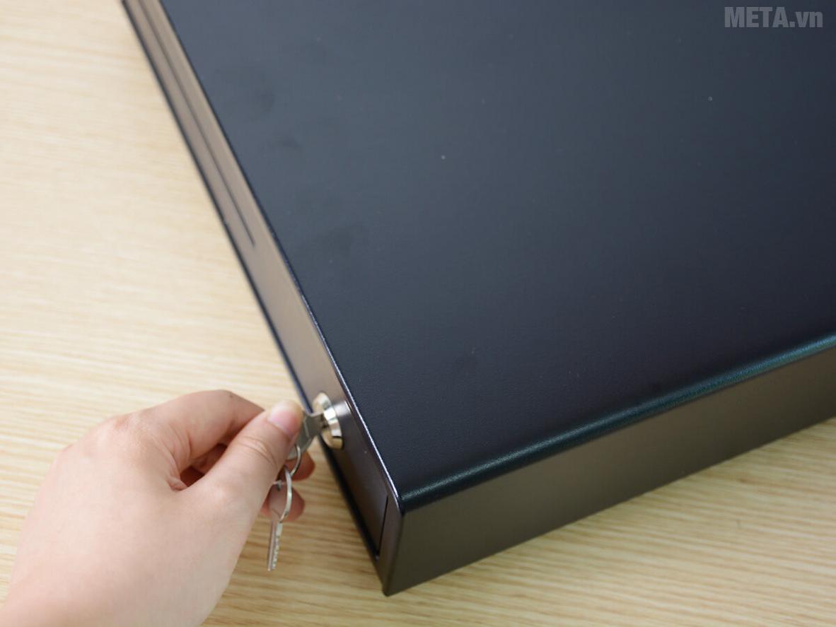 Kích thước nhỏ gọn (335x368x80 mm) phù hợp quầy thu ngân hẹp.