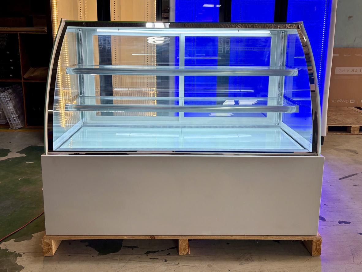 Kính cong làm nổi bật bánh kem