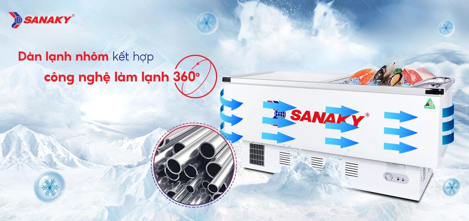 Dàn lạnh nhôm và quạt đảo hơi lạnh 360° cho làm lạnh đều khắp trong tủ Hình minh họa thực tế khoang tủ đầy sản phẩm trưng bày (close-up). Image prompt: Close-up of the aluminum evaporator coils and an internal fan blowing cold air inside a stocked commercial chest freezer, showing even frost formation and LED lighting for display.