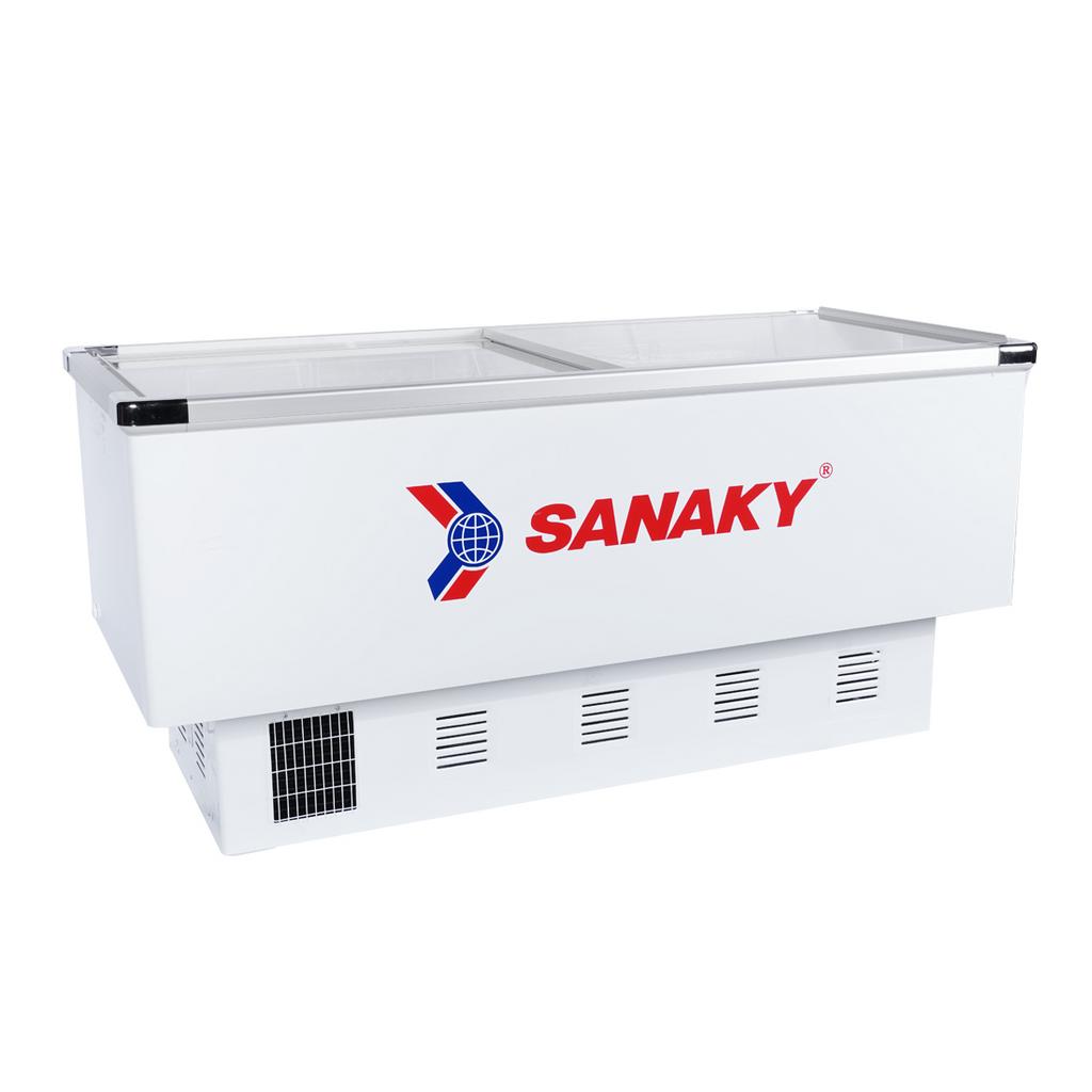 Dàn lạnh nhôm và quạt đảo hơi lạnh 360° cho làm lạnh đều khắp trong tủ Hình minh họa thực tế khoang tủ đầy sản phẩm trưng bày (close-up). Image prompt: Close-up of the aluminum evaporator coils and an internal fan blowing cold air inside a stocked commercial chest freezer, showing even frost formation and LED lighting for display.