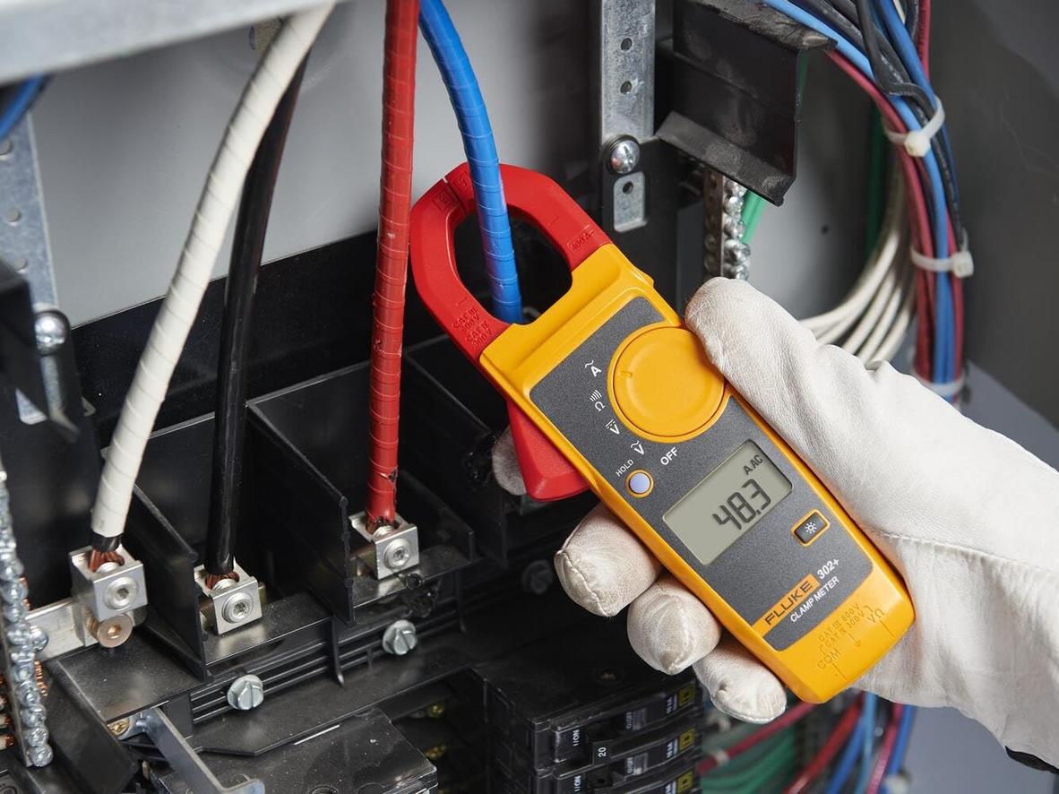 Màn hình sáng & Data Hold giúp thao tác nhanh.