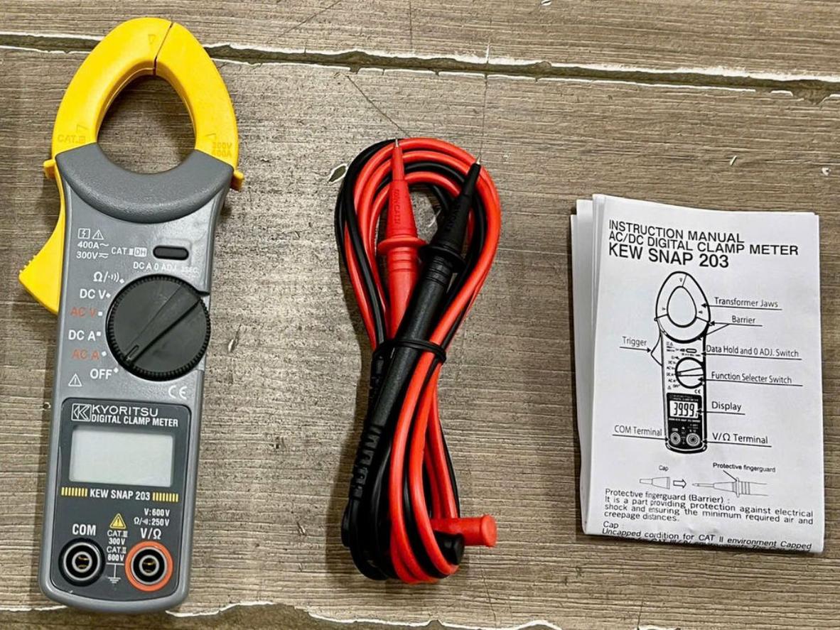 LCD 4000 counts + Data Hold giúp đọc kết quả ở vị trí khó quan sát.