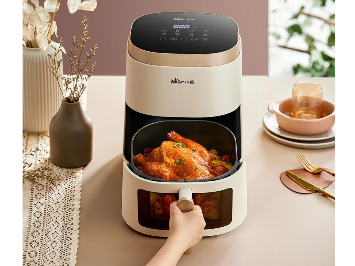 Lòng nồi phủ Ceramic và bảng điều khiển cảm ứng tiện lợi