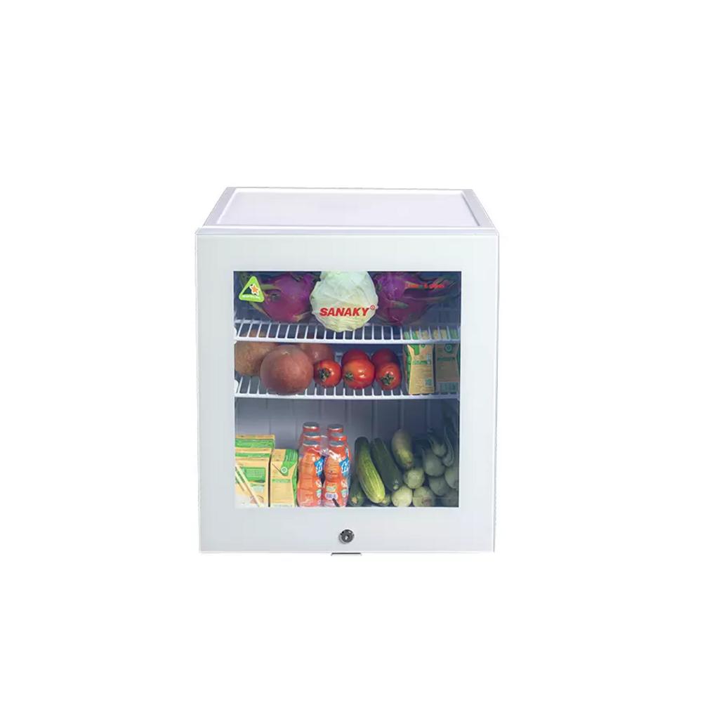 Cánh kính Low‑E hiển thị đồ uống rõ ràng và không đọng sương khi mở cửa nhiều lần; imagePrompt: "Close-up of the Low-E glass door with no condensation, LED light highlighting bottles inside, modern cafe background."