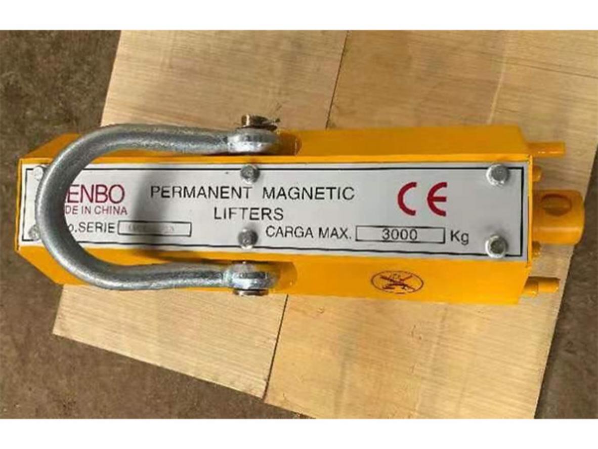 Cận cảnh nam châm Neodymium và lực hút trên tấm thép.