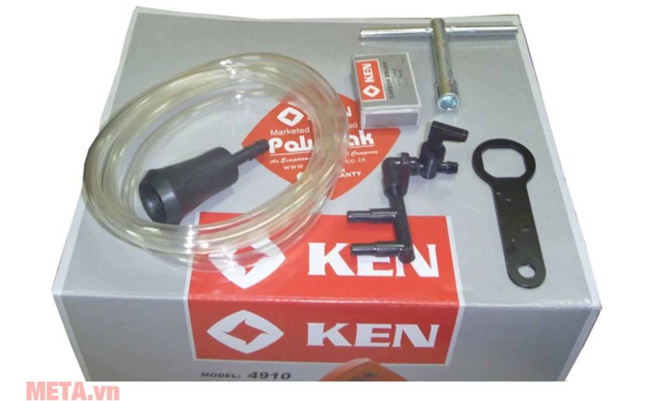 Lưỡi 110mm trên Ken 4100 đang cắt gạch men, thể hiện độ sâu cắt và đường nét mịn của vết cắt; imagePrompt: Close-up of blade edge cutting tile with clear view of cut depth.