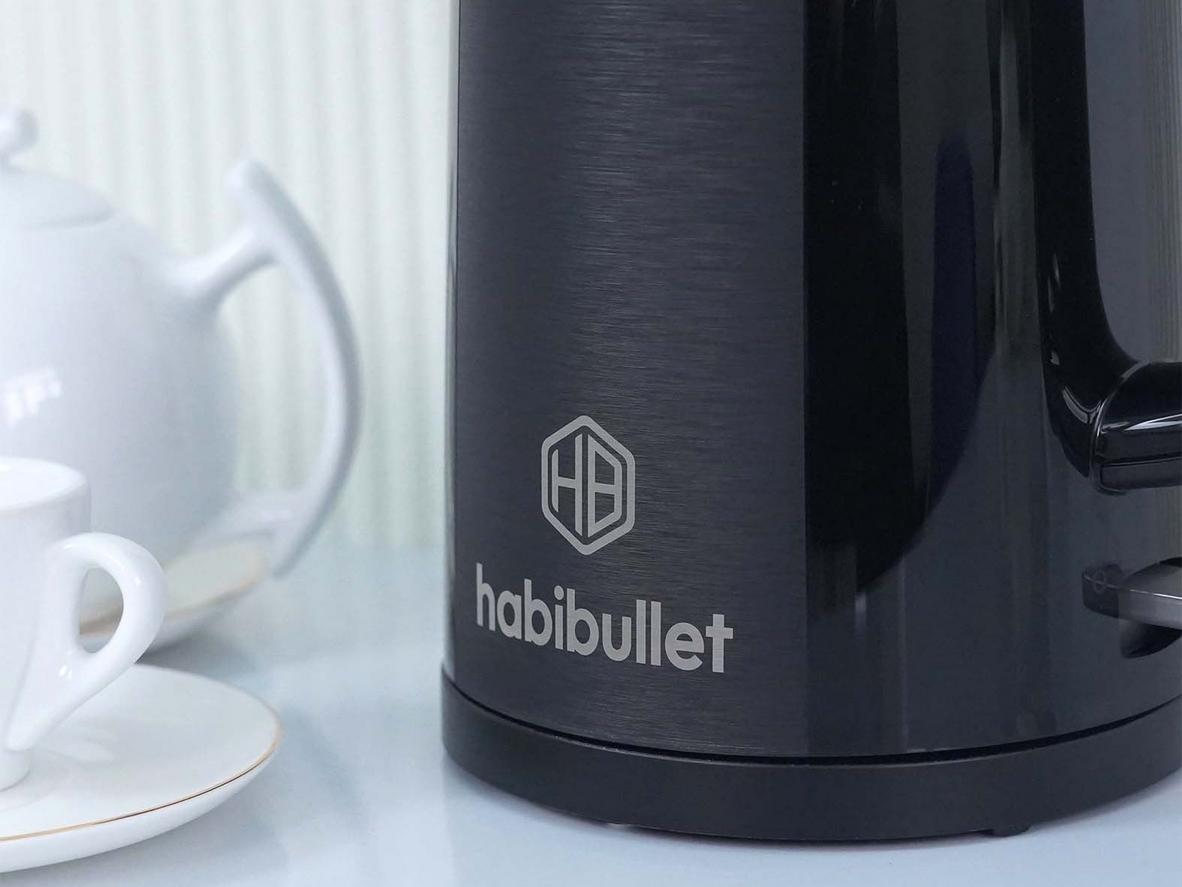 Lưới lọc bã trà và miệng rót tiện lợi, giữ vệ sinh khi pha.