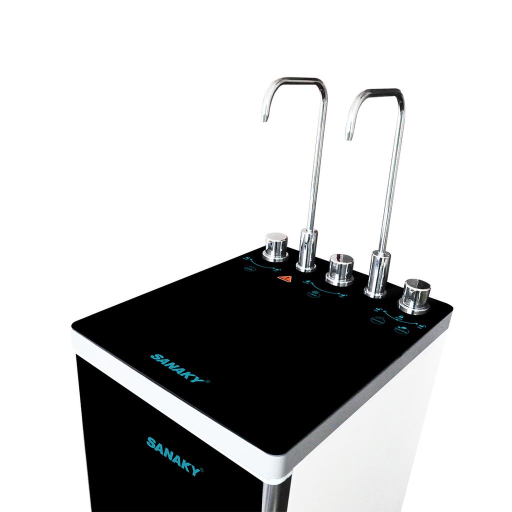 Macro shot of RO membrane and schematic showing anti-scale CLEAR MATRIX function.
