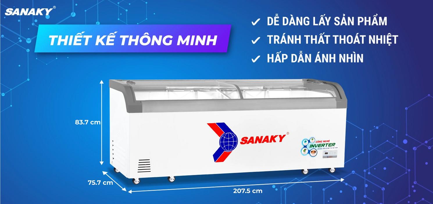 Mặt kính cong 2 cánh lùa giúp trưng bày sản phẩm rõ ràng và bắt mắt (in-store display).","imagePrompt":"Front view of curved glass sliding doors showing frozen seafood and packaged goods under LED lighting.
