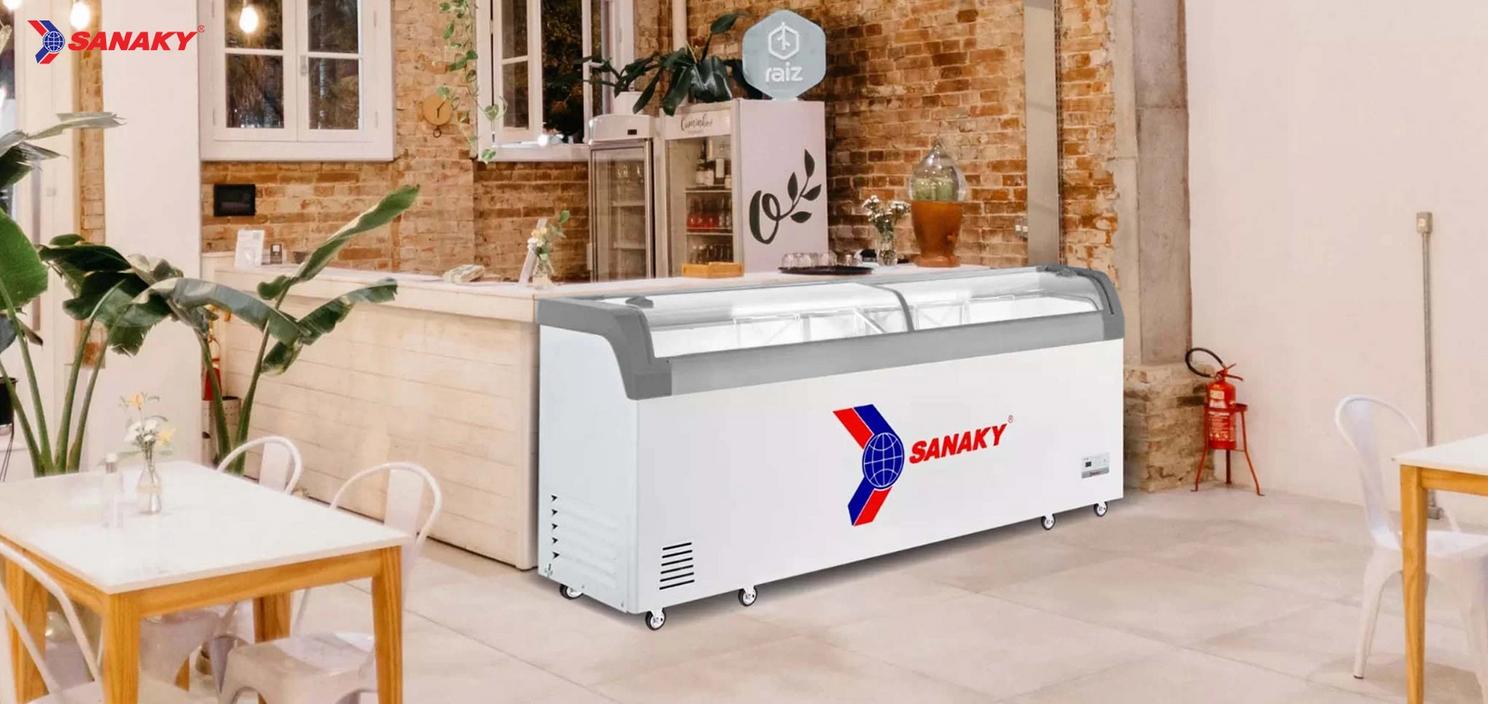 Mặt kính cong và 2 cánh lùa khi mở - minh họa khả năng trưng bày (ảnh chụp tại cửa hàng). Ảnh UGC tốt hơn studio shot: dùng ảnh ở cửa hàng thực tế có nhân viên sắp xếp sản phẩm.