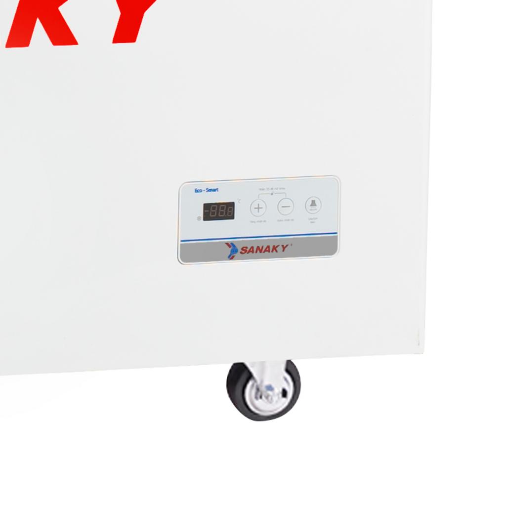 Mặt kính cong giúp trưng bày sản phẩm rõ ràng và bắt mắt — tăng cơ hội mua hàng từ khách qua lại (ảnh minh họa) .","imagePrompt":"Close-up photo of the curved sliding glass top showing well-lit frozen products inside with reflection control and anti-fog clarity"},{