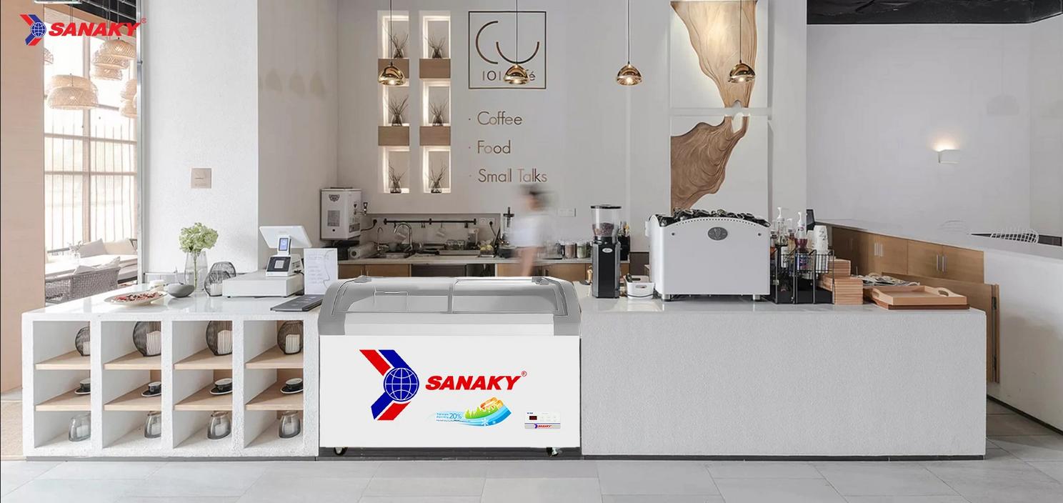 Mặt kính cong giúp trưng bày sản phẩm rõ ràng và bắt mắt — tăng cơ hội mua hàng từ khách qua lại (ảnh minh họa) .","imagePrompt":"Close-up photo of the curved sliding glass top showing well-lit frozen products inside with reflection control and anti-fog clarity"},{