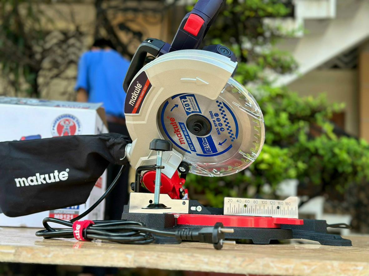 Máy nhẹ, dễ mang theo công trình.