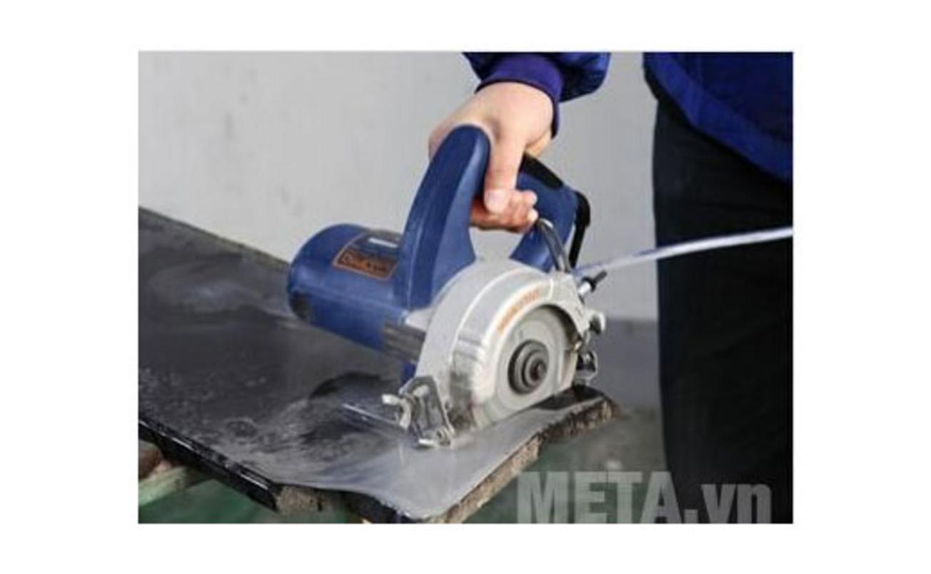 Lưỡi 110mm cắt thẳng và nghiêng — minh họa độ sâu cắt thực tế.