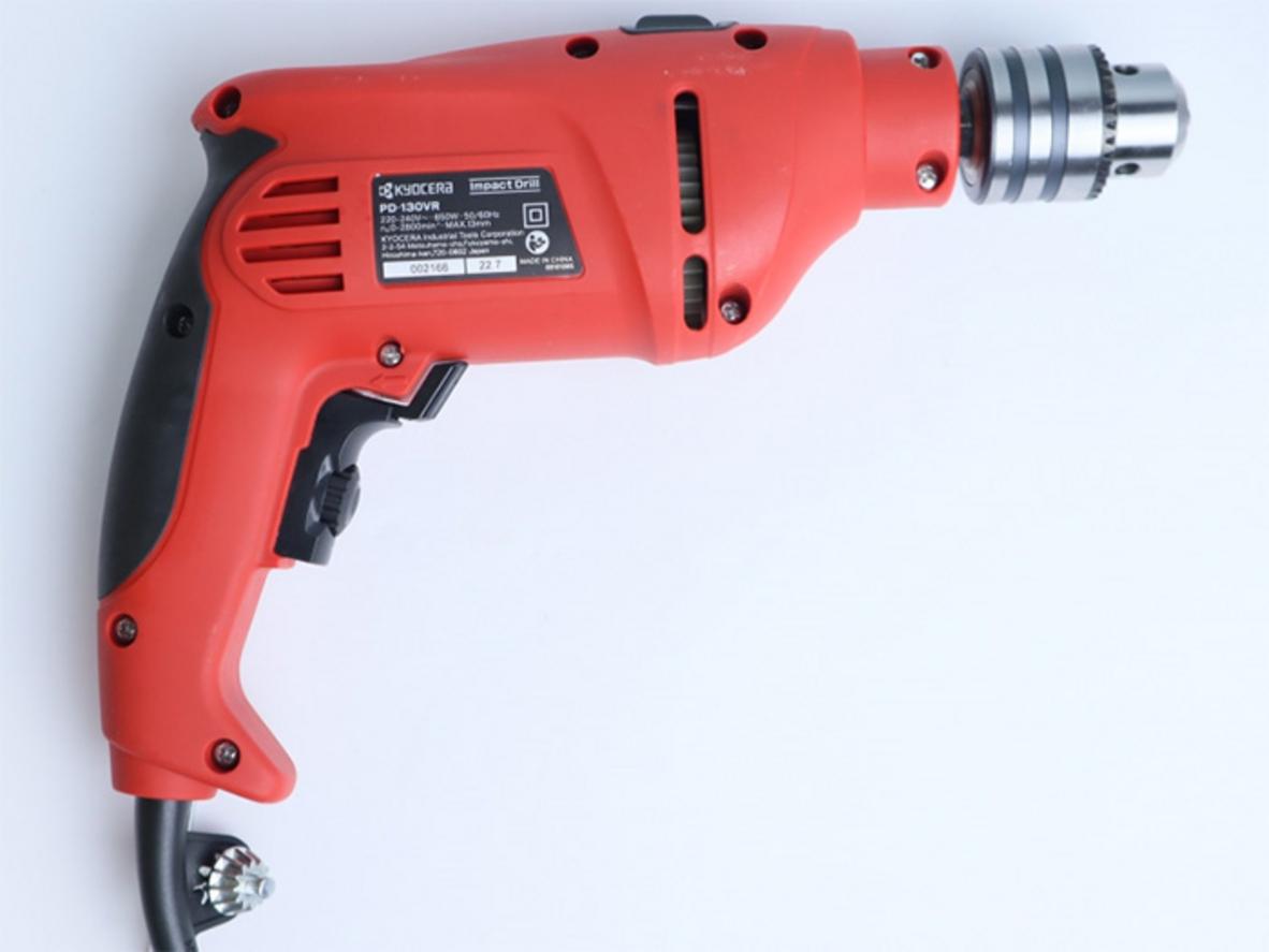 Đầu kẹp 13mm và mũi khoan phù hợp nhiều vật liệu