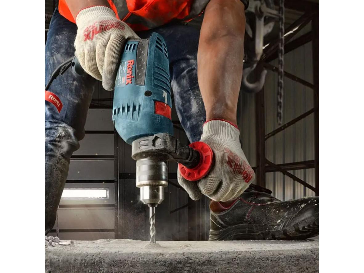 Đầu cặp 13mm giữ mũi khoan chắc chắn.