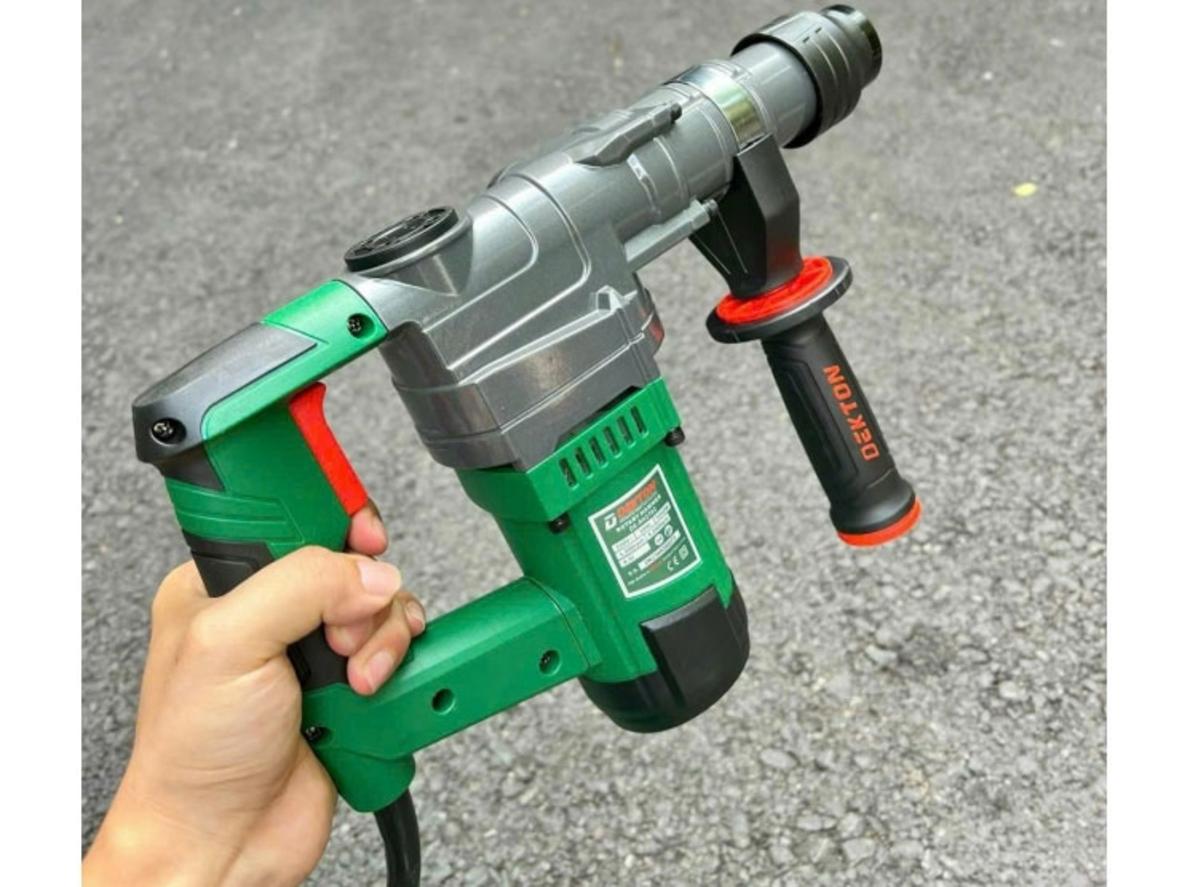 Công suất 1.050W & lực búa 4.5J đang khoan vào bê tông