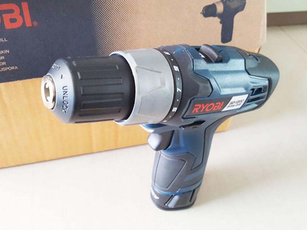 Tốc độ 2 cấp và mô-men xoắn 28Nm phù hợp khoan gỗ và sắt mỏng.