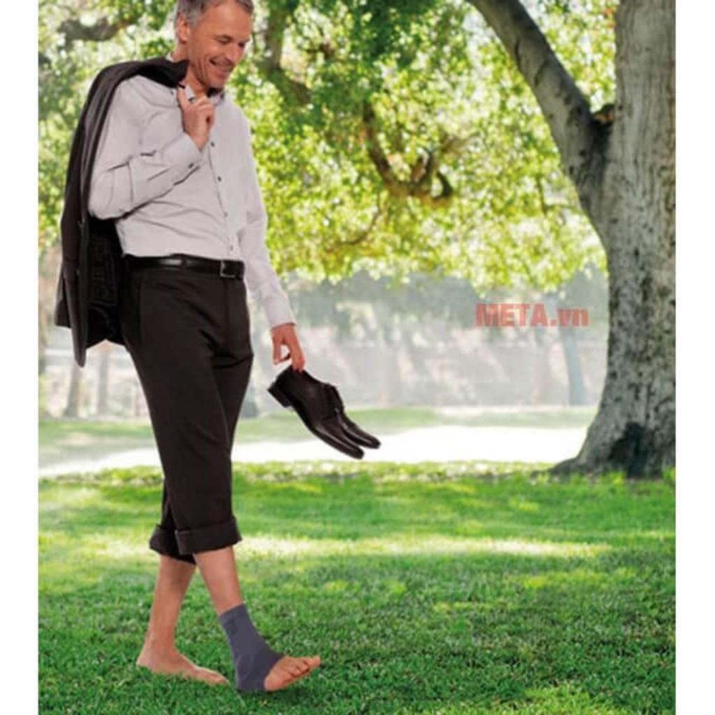 Miếng đệm silicone L-shape ôm sát mỏm mắt cá, tạo áp lực mục tiêu.